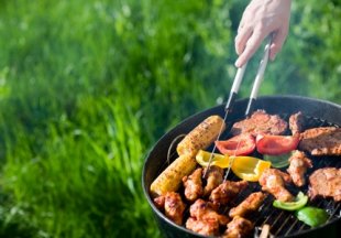 Barbecue d&#39;été, viande et légumes grillés.