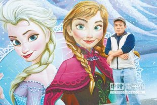 壁畫家蔡武龍將電影「冰雪奇緣」畫得維妙維肖，吸引不少遊客朝聖。（柯宗緯攝）