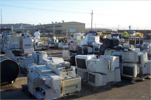 大量電子廢棄物已成環保新課題，美國1年約報廢5,000萬台電腦，IBM提出舊電池翻新計劃，獲得環保團體稱許。（photo by U.S. Army Environmental Command’s photostream on Flickr - used under Creative Commons license）