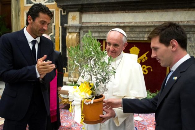 El Papa Francisco recibe un árbol de olivo del delantero argentino Lionel Messi y el italiano Gianluigi Buffon en el Vaticano el 13 de agosto de 2013