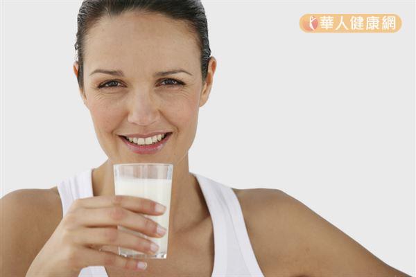 牛奶鈣質可以舒緩心情，色胺酸則能幫助入眠。
