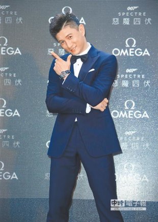 吳奇隆昨扮成詹姆斯龐德，擔任「亞洲007代表」，擺出龐德招牌姿勢。（羅永銘攝）