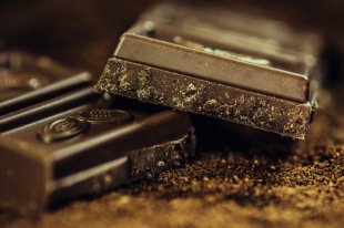 黑巧克力中含有「茶胺酸」除了能降低血壓外，也能於下午昏沉時分，幫助集中精神、提升注意力。（photo by pixabay）