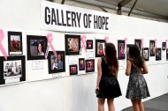 Mulheres visitam exposição em fundação contra o câncer de mama em Demarest, Nova Jersey