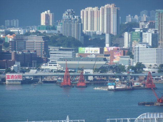 對面海的紅館完整攝入照片