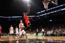 El entonces jugador de los Chicago Bulls Luol Deng, hoy en los Cleveland Cavaliers, encesta en el segundo partido de cuartos de final de la Conferencia Este ante los Knicks de Nueva York, en Nueva York, el 22 de abril de 2013