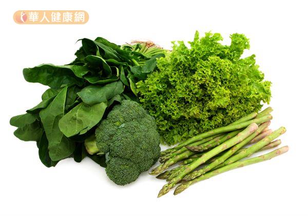維生素K是血液內的鈣質轉換生成骨質過程中重要的協助者，具有維持骨質生成、骨質密度與骨骼強度的作用。建議民眾不妨可多食用菠菜、萵苣、青花菜、芥菜等深綠色蔬菜來加以補充。