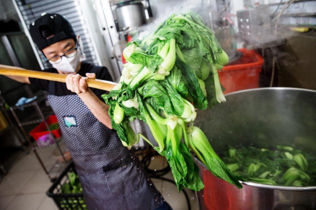 鮮蔬包中的青江菜，得先燙去多餘水分，避免在包子中脫水。