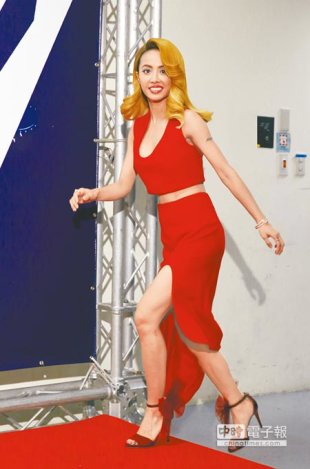 蔡依林前晚出席慶功會，穿深Ｖ高衩鮮紅洋裝露美腿。（張祐銘攝）