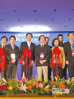 台北市副市長林欽榮（左四）昨出席「台北智慧城市辦公室」揭牌儀式，宣布共享汽車「U-Car」今年12月可上路營運。（張潼攝）
