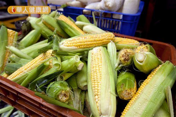 玉米屬於全穀根莖類，可以當作主食，而且熱量低、有助降低血脂肪。