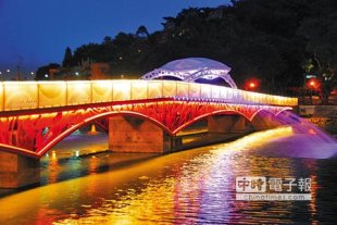 亮點金獅橋昨晚正式啟用，搭配燈光水舞「愈夜愈美麗」。（林宏聰攝）