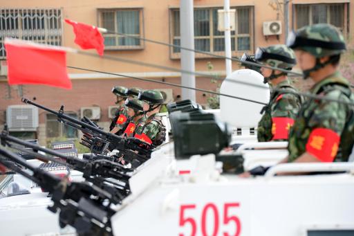 Un convoi des forces de sécurité chinoises à Hetian, dans la région musulmane du Xinjiang, dans le nord-ouest de la Chine, le 6 juin 2014