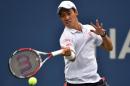 El tenista japonés Kei Nishikori le devuelve un golpe al croata Marin Cilic en la final del Abierto de EEUU el 8 de septiembre de 2014 en Nueva York