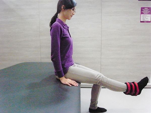 坐姿直舉腿運動：訓練大腿肌肉力氣。（示範／治療師林怡辰）