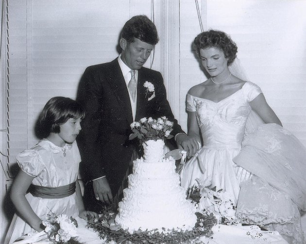 En esta imagen tomada el 12 de septiembre de 1953, difundida por RR Auction, John F. Kennedy y su esposa Jacqueline cortan el pastel de bodas durante la recepción posterior al enlace, en Newport, Rodhe Island. La foto será subastada el 15 de octubre de 2014. (Foto AP/RR Auction, Frank Ataman)