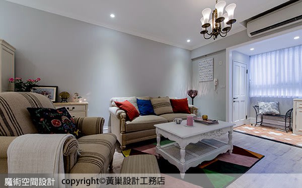 黃巢設計工務店以中性色為客廳打底，搭配大地色澤沙發及跳色軟飾，帶來柔和而鮮明的對比。