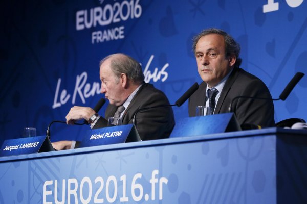 El presidente de la UEFA, Michel Platini (der.) y el presidente de la Euro 2016, Jacques Lambert, durante una rueda de prensa, en París, el 10 de junio de 2015 (AFP/Archivos | Patrick Kovarik)