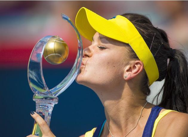 APX01. Montreal (Canada), 10/08/2014.- Agnieszka Radwanska of Poland kisses the trophy after her win against Venus Williams of the US in their finals match at the Rogers Cup women tennis tournament in