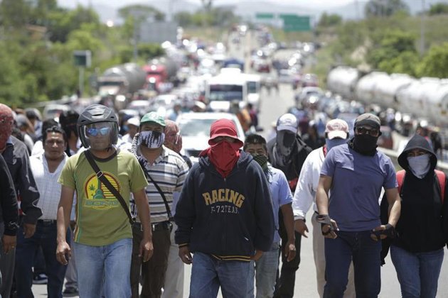 MEX08. OAXACA (MÉXICO), 07/06/2015.- Maestros de la Coordinadora Nacional de Trabajadores de la Educación (CNTE) bloquean el centro de almacenamiento y distribución de gasolina de Petróleos Mexicanos (Pemex) hoy, jueves 4 de junio de 2015, en el estado de Oaxaca (México). El sindicato de maestros, que el 1 de junio inició una huelga indefinida que afecta a más de un millón de alumnos, advirtió que seguirá con el boicot a las elecciones, que consideran una &amp;quot;farsa&amp;quot;, para presionar al Gobierno mexicano a fin de que responda a sus peticiones. EFE/Mario Arturo Martínez