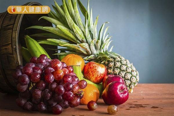 更年性水果買回來後，要先放在室溫陰涼處讓水果自行成熟，或是和會釋放乙烯的水果擺在一起，加速催熟。