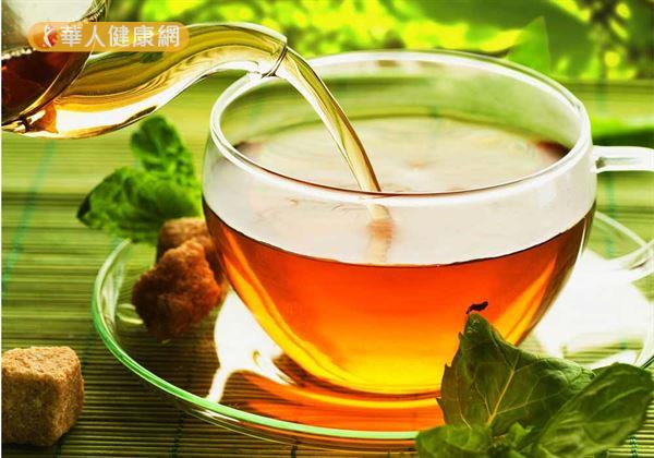 少喝冰冷飲品、性質偏寒涼的飲品，即使是綠茶等天然茶葉，在中醫性質上仍偏苦涼，建議飲用時適量即可，以免過量反傷害脾胃。