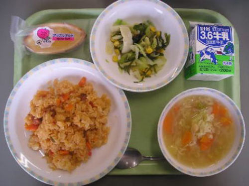 Sửng sốt bữa cơm bán trú của trẻ Nhật