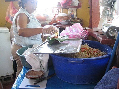 【中美洲 LET’S GO！嚐美食‧趣旅行】來自尼加拉瓜的超美味街頭小吃~炸豬皮沙拉