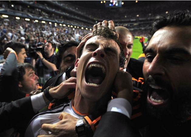 Real Madrid's Gareth Bale celebrates with teammates after scoring his side's second goal in the Champions League final soccer match against Atletico Madrid at the Luz Stadium in Lisbon, Portugal, Satu