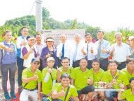 高雄首座太陽能農棚21日啟用，高雄市長陳菊（後左5）率市府團隊及型農們觀摩。（柯宗緯攝）