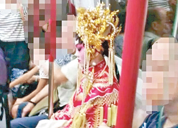 「鬼新娘」乘坐港鐵，旁邊乘客視若無睹。（互聯網圖片）