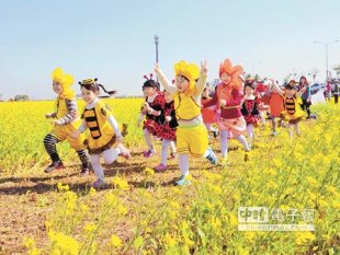 太保市公所和太保農會聯合打造廣達25公頃的花海，26日的記者會上，參與活動的孩子們開心在花田間奔跑、跳躍。（呂妍庭攝）