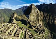 Machu Picchu se encuentra en una zona de ceja de selva en el sureste de Perú y para llegar ahí se debe abordar un servicio de tren desde la ciudad del Cuzco o hacer una caminata de varios días por el Camino Inca.