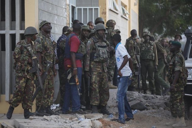 Soldados de las Fuerzas de Defensa de Kenia se preparan para tomar la Universidad de Garissa, en el este de Kenia. EFE/Dai Kurokawa
