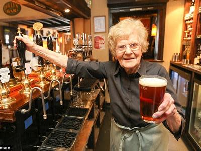 Wow, Ini Dia Wanita Pelayan Bar Tertua di Dunia Berusia 100 Tahun!