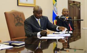 Uganda President Yoweri Museveni signs an anti-homosexual …
