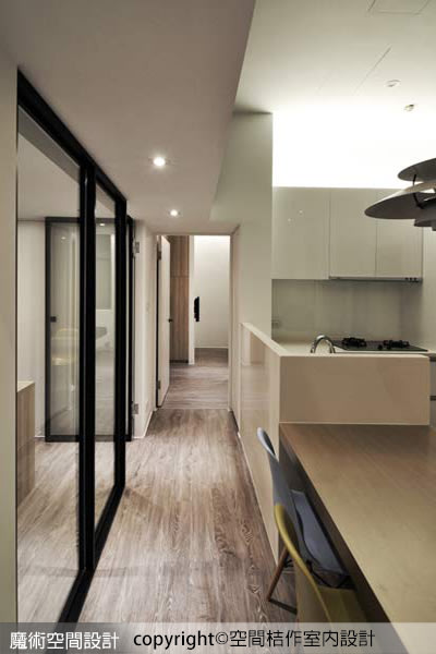 室內廊道-順應著廚房和餐桌擺設，劃分出進出其他空間的領域，清玻與黑色鐵件的隔間方式，空間明亮又通透。