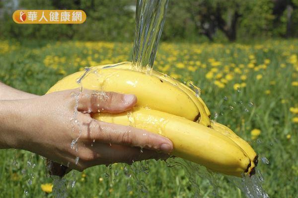 為了預防病從口入，譚敦慈護理師建議剝皮吃香蕉之前，先將香蕉表皮沖洗乾淨。