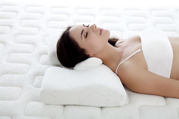 可摺式的「鬆頸舒眠枕以及總裁枕」，中間部份可以反摺，目的是讓每天睡前先使用5~15分鐘，以達到減壓放鬆的效果。（圖片／LaSova提供）