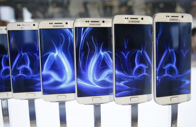 Hilera de smartphones Galaxy S6 edge expuesta en el stand de Samsung del pasado Mobile World Congress de Barcelona. Foto tomada el 1 de marzo de 2015 (REUTERS/Albert Gea/Files).
