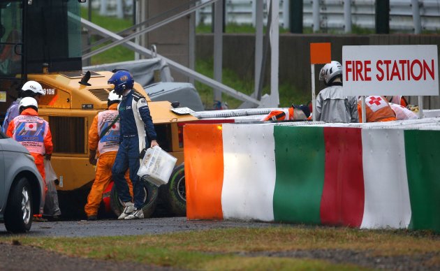 Jules Bianchi recebe atendimento médico, após bater com carro em guindaste. (Photo by Clive Mason/Getty Images)