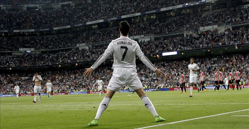 El delantero portugués del Real Madrid, Cristiano Ronaldo, celebra el quinto gol del equipo blanco, tercero en su cuenta particular, durante el encuentro correspondiente a la séptima jornada de primera división, que han disputado frente al Ath. de Bilbao en el estadio Santiago Bernabéu en Madrid. EFE