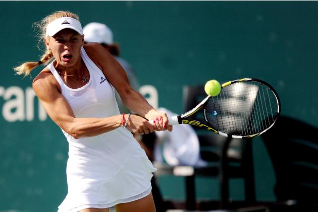 La danesa Caroline Wozniacki devuelve tiro de la italiana Roberta Vinci durante la final del torneo de tenis de Estambul, el 20 de julio de 2014.