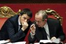 In premier italiano, Matteo Renzi (S), con il ministro dell'Economia Pier Carlo Padoan in Senato.