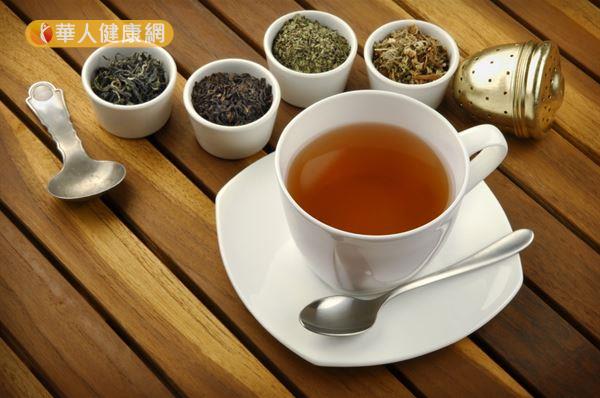 茶中的兒茶素及黃酮素都具有抗氧化功效，可以對抗體內自由基，幫助延緩老化。