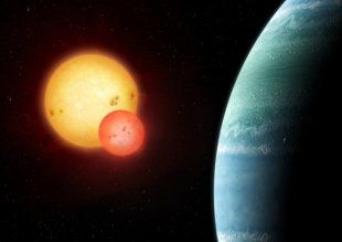 距離地球1400光年的克卜勒453b，以240的公轉週期，繞行兩顆恆星。（photo by markgarlick.com）