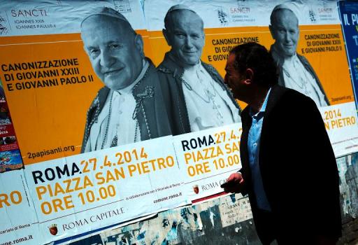 Cartazes com imagens de João XXIII e João Paulo II, em uma rua de Roma