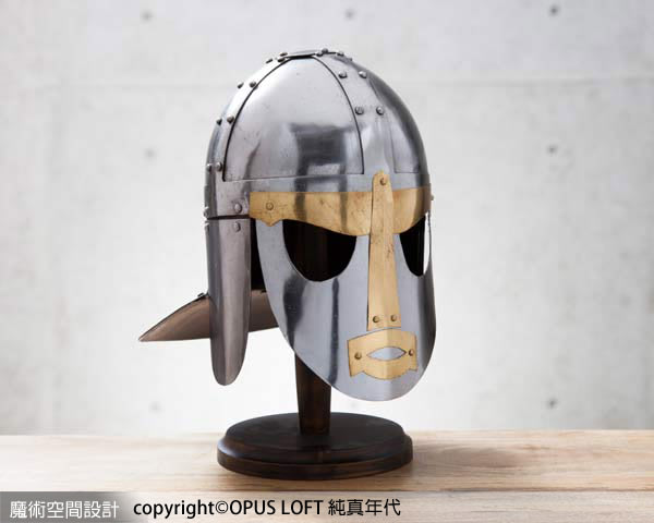 胡薩頓武士頭盔，演化自西元七世紀早期盎格魯薩克遜時期，寫實面罩深具特色。（圖片提供／純真年代 OPUS LOFT）
