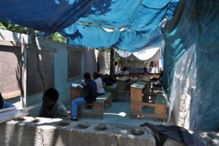 儘管災後已進行立即安置，海地仍缺乏安全學習環境以助當地兒童脫離貧困。（photo by International Disaster Volunteers on Flickr - used under Creative Commons license）