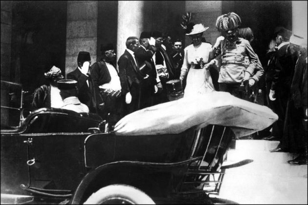 El archiduque Francisco Fernando de Austria y su esposa salen del ayuntamiento de Sarajevo el 28 de junio de 1914, poco antes de su asesinato